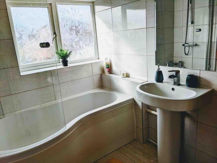 Hidden Gem !Stunning 3 Bedroom Home In Sheffield Handsworth Exterior photo